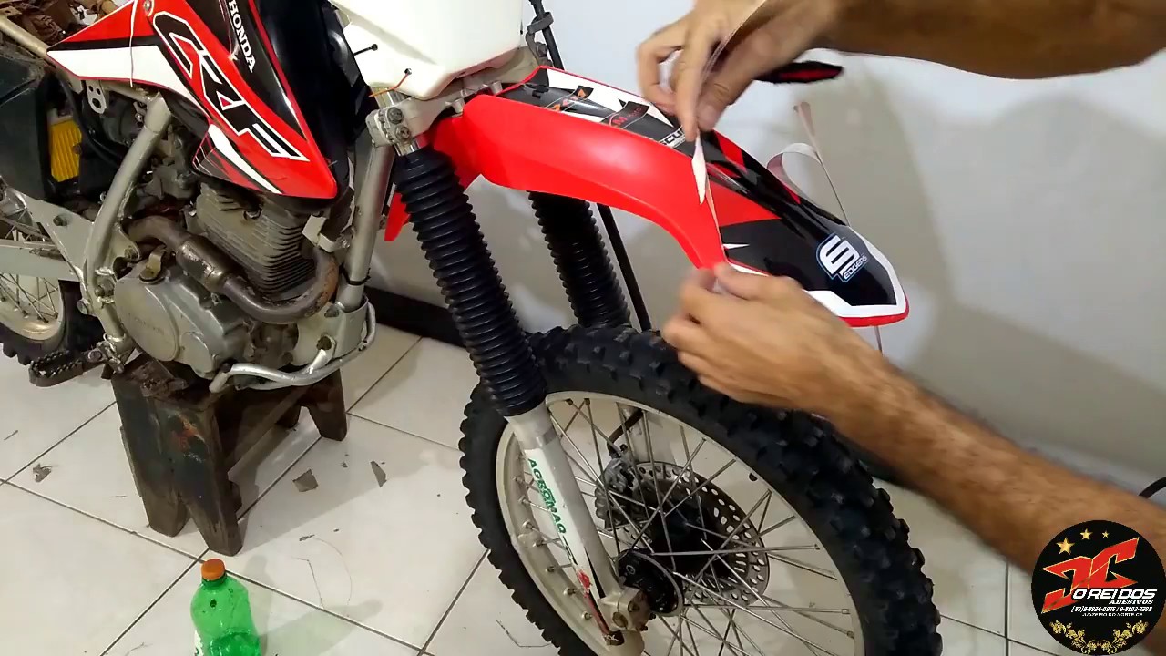 COMO APLICAR KIT GRÁFICO MOTOSTYLE EM SUA MOTO / COLANDO ADESIVO NA CRF 230  KIT R1DE BIKER 