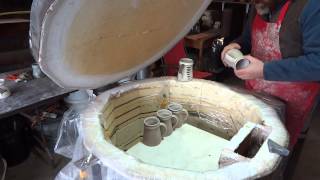 SIMON LEACH POTTERY TV - Loading the kiln for a glaze firing !