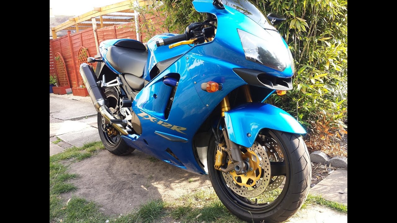 MY ZX12R ..A QUICK WALKROUND WITH A BIT OF THROAT FROM THE AKKY