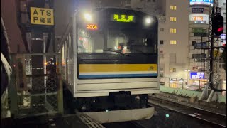 国鉄205系0・1100番台ﾅﾊT19編成が鶴見駅3番線に到着停車するシーン（2004レ）2022.12.17