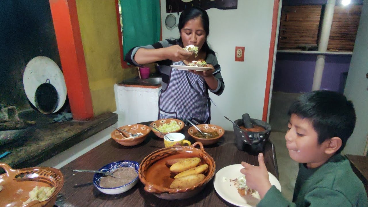 disfrutando de ricos molotes rellenos de papa, asi cómo en el rancho.