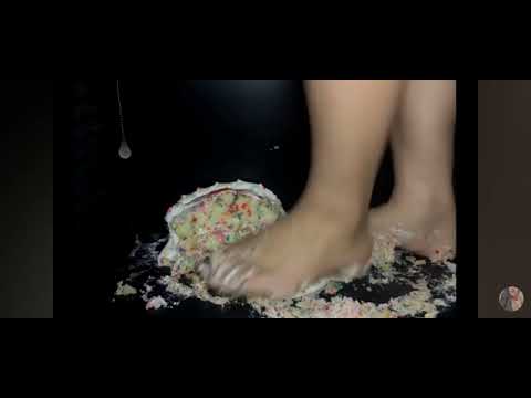 my goddes celest barefeet makes my birthday cake🦶❗