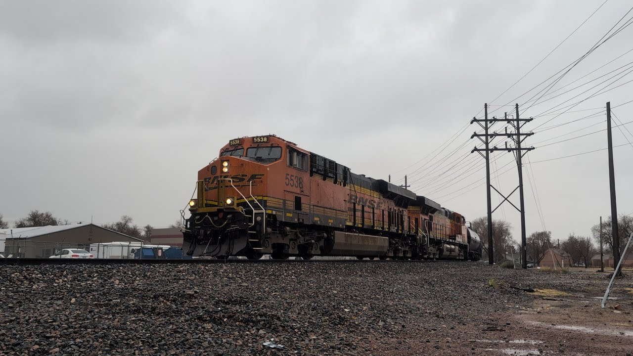 BNSF 5538 leads a NB H-SLADEN with an awesome crew