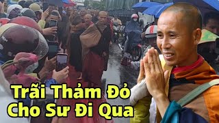 Bà Con Hải Lăng Quảng Trị Trãi Thảm Đỏ cho Sư Minh Tuệ đi qua khi trời mưa lớn