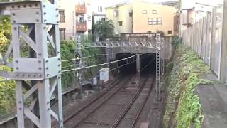 住宅街に穴が開けられた京成本線の上野地下区間のトンネル開口部