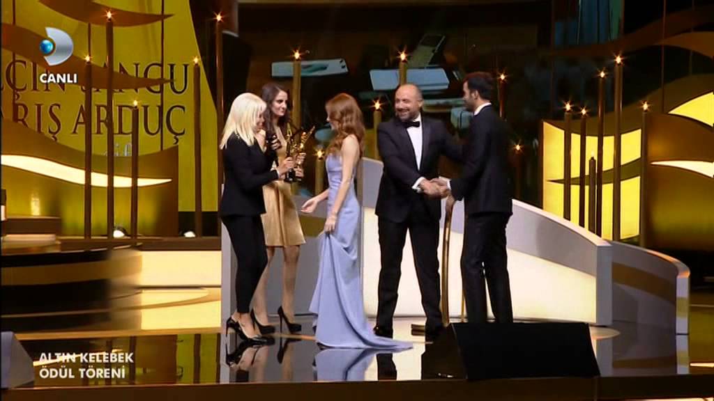 Altın kelebek ödül töreni -Elcin Sangu ve Barış Arduç  ödül alırken