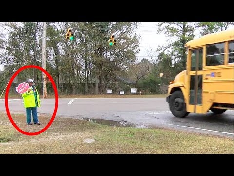 Videó: Az School Crossing Guard Egy Fekete Macska