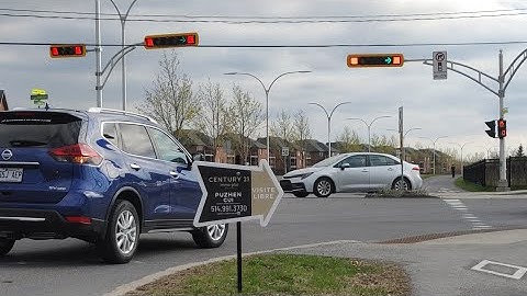 Traffic Signal Phasing at Boulevard du Quartier & Chemin des Prairies in Brossard, Quebec!