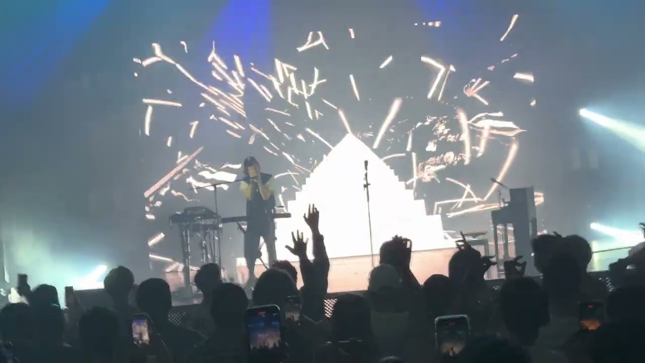 Porter Robinson - Trying to Feel Alive (Live in Singapore)