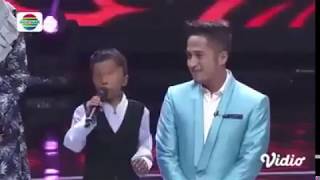 Azzam- ibu ( semua orang menangis azam membawakan lagu ibu )