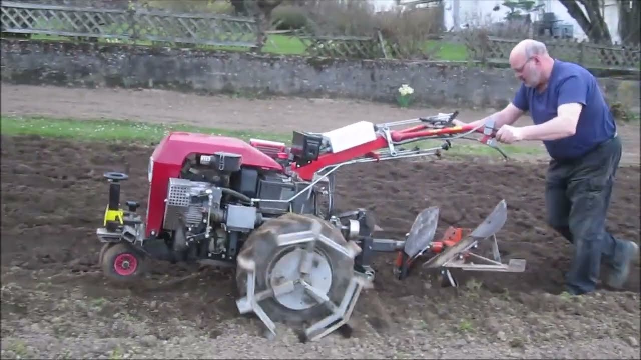 Garten mit Einachser pflügen.