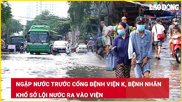 Ngập nước trước cổng Bệnh viện K, bệnh nhân khổ sở lội nước ra vào viện| Báo Lao Động