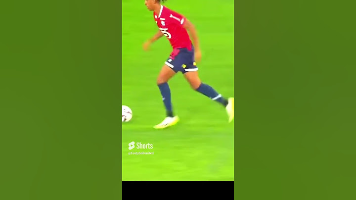 Leny Yoro arrives at Mancheste United for his medical