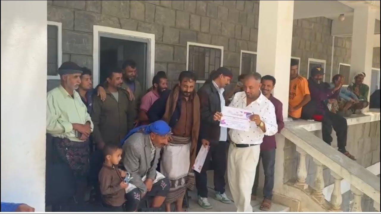 توزيع الشهائد التقدير لرجال الدعمين للمدرسة من المدير العام عبدالراب علوي المردعي [ رقم 4] 9/27/25