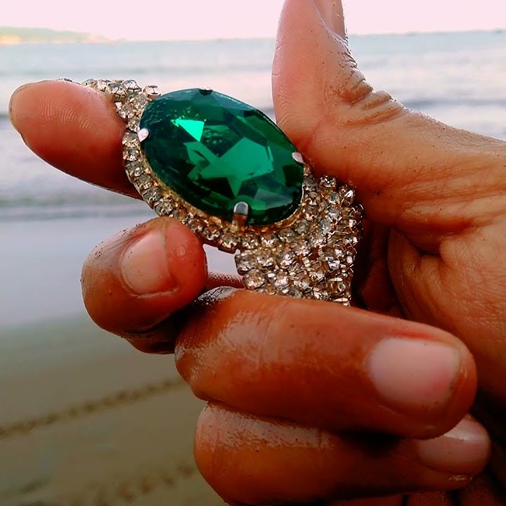 GREEN DIAMOND IN THE BEACH - metal detecting / treasure hunt