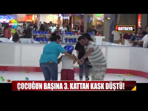 3. kattan çocuğun başına kask düştü!