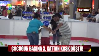 3. kattan çocuğun başına kask düştü! Resimi