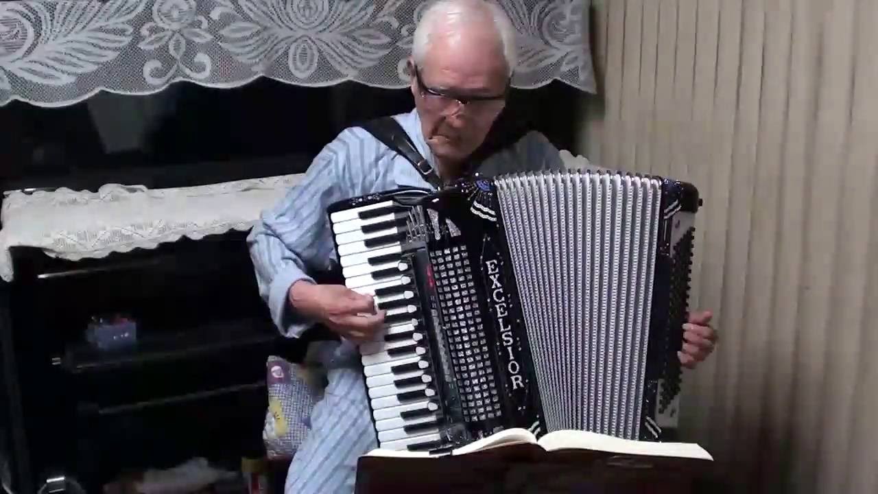 面影いずこ（アコーディオン）