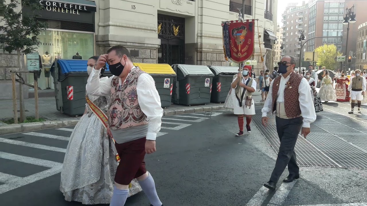 Desfile de músicos , falleras y falleros por las calles de Valencia en septiembre de 2021