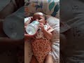 “Terlalu Santai! Bayi Minum Susu Pakai Posisi Tak Terduga 😂”#bayigemeslucu#fypシ#familytime