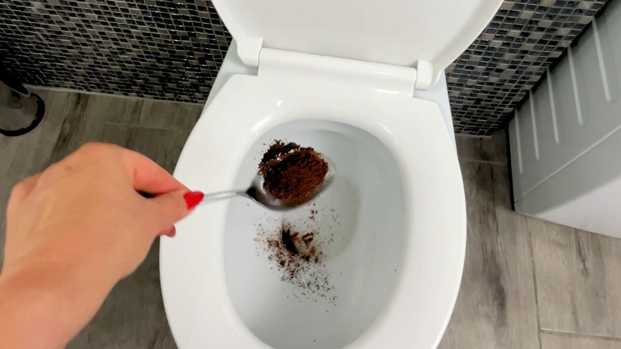 Wsyp 1 łyżkę kawy do toalety. Rezultaty zaskakują