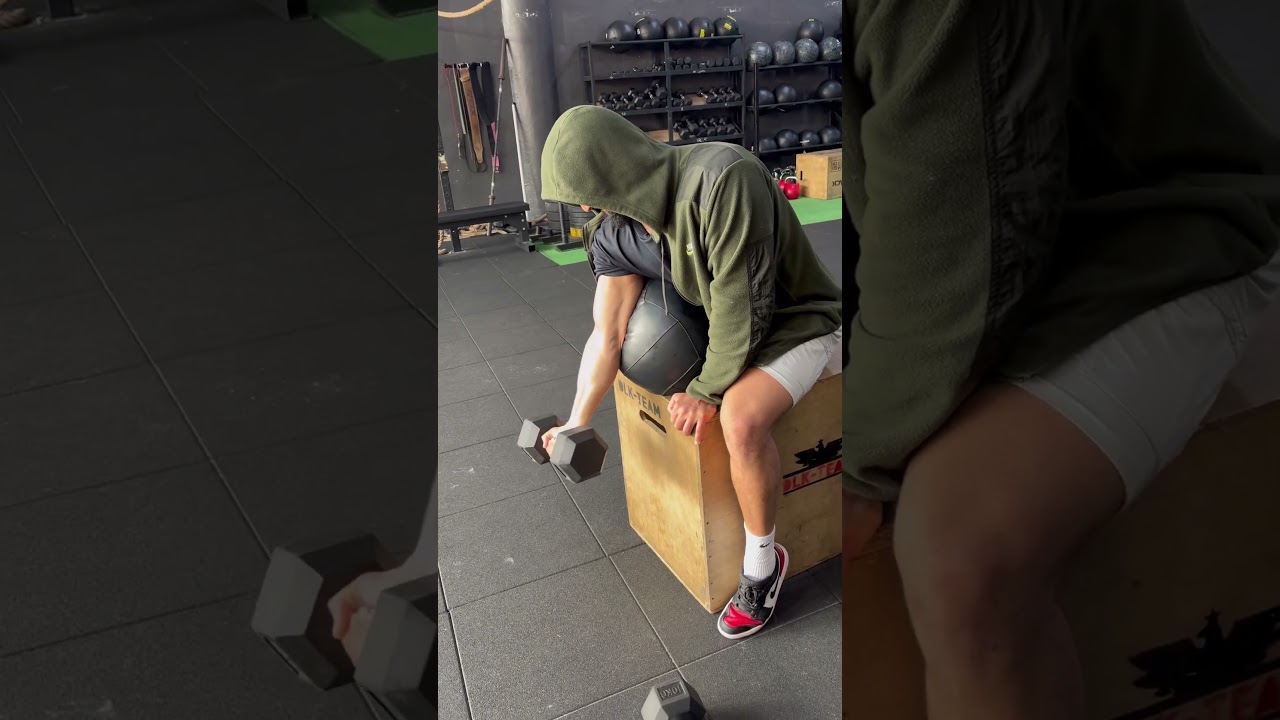 Single Arm DB Preacher curls