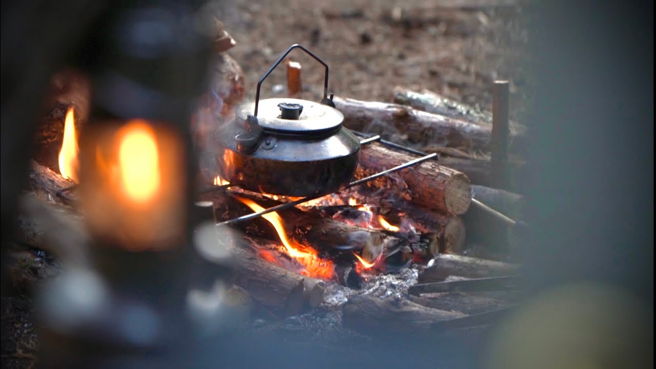 春の森で直火を愉しむソロキャンプ/ポール無しアディロンダックでタープ泊【bushcraft】