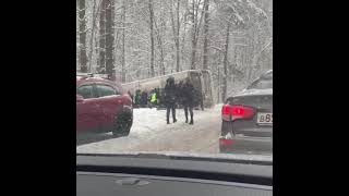 На Приморском шоссе перевернулся автобус и придавил двух человек. Люди бросились на помощь