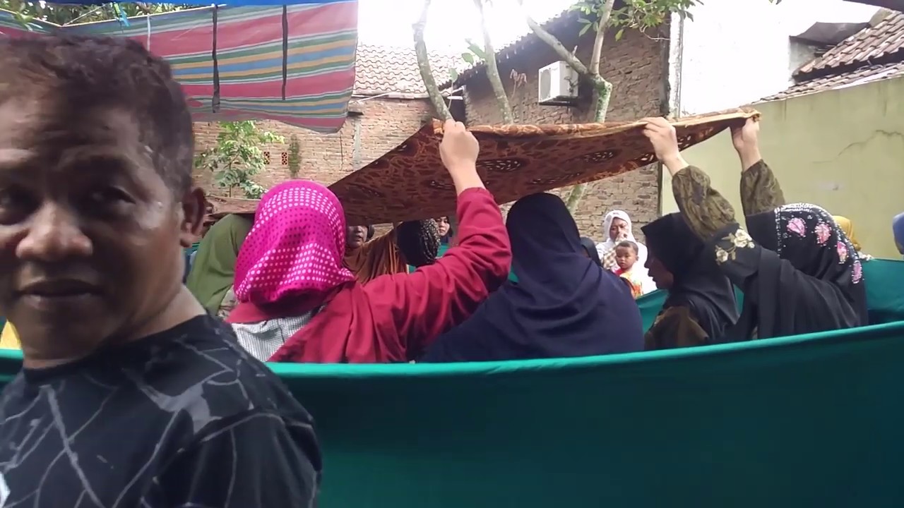 Proses memandikan jenazah wanita di Karangmojo Tasikmadu Karanganyar