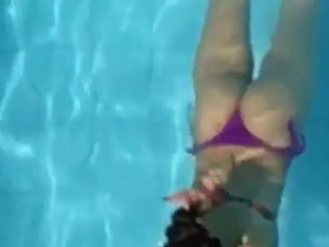 Vizinha gostosa tomando banho na piscina