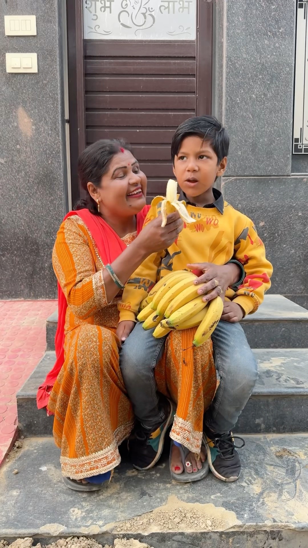 Dadi ayaan ka kela le liya ?? #shorts #funny #comedy #ytshorts #funnyvideo #comedyshorts