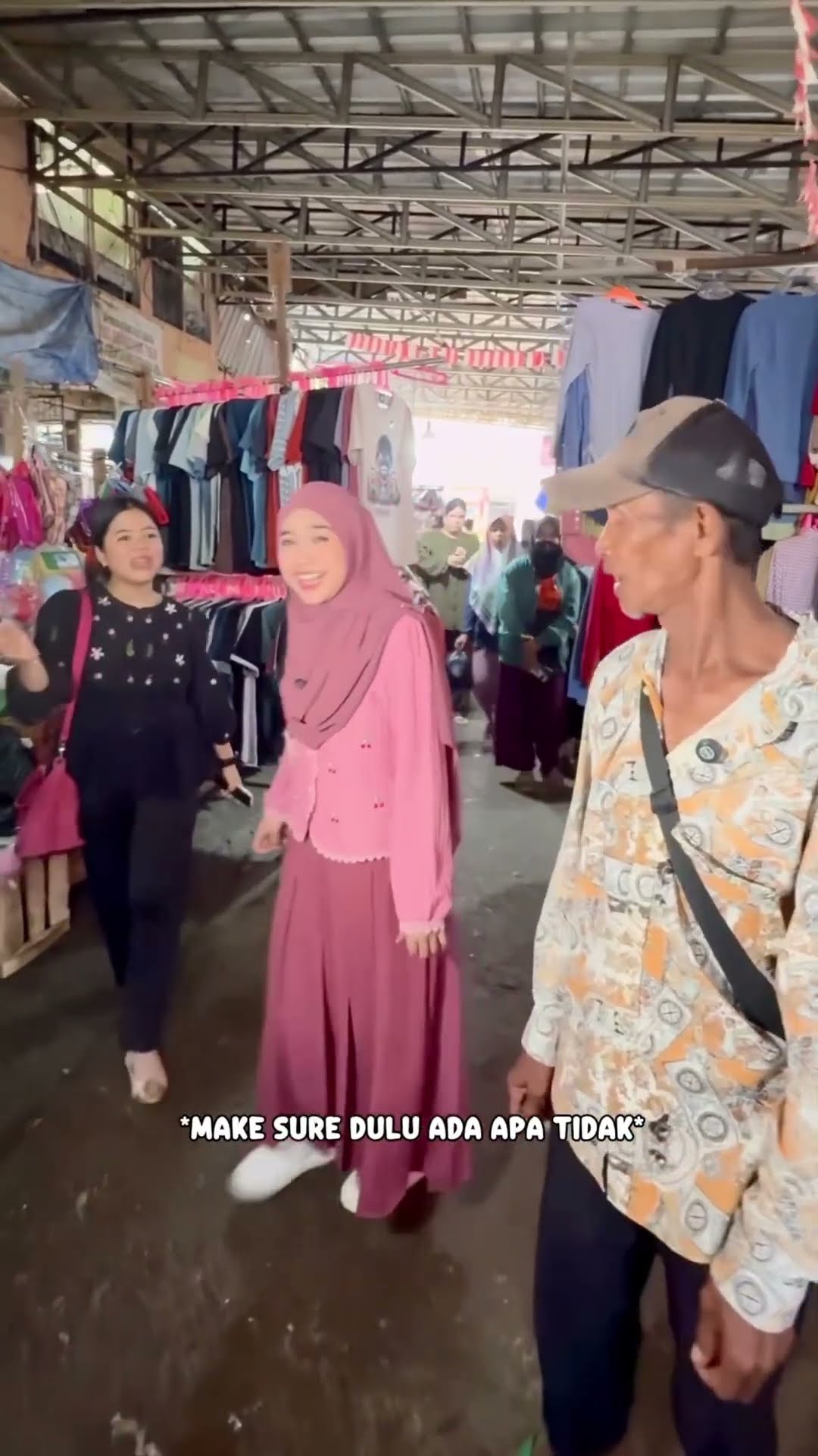 Bapak ini pengen beli tv, tapi disini ga ada?