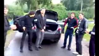 Чеченцы танцуют лезгинку с автомато