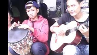 Duduk terdiam di sini