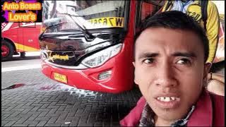 Kumpul-kumpul di hari libur kerja di garasi Bus Sugeng Rahayu