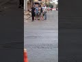 شاهد نصاب في مدينة سلا القرية يتحايل على الناس المارة في الشارع شاهد نصاب في مدينة سلا القرية يتحايل على الناس المارة في الشارع