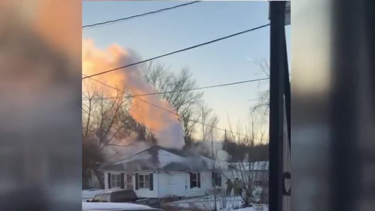 Crews battle house fire in Anna, Ill. - YouTube