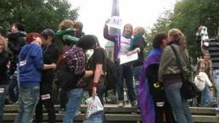 Lesbischer Küsschen-Flash-Mob