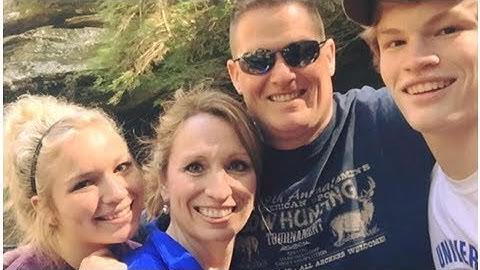 Parents Celebrate Last Kid Going To College With Funny Empty Nest Photos.