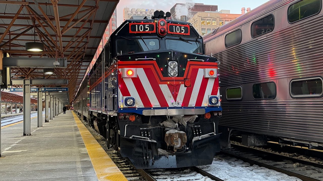 Metra 105 Holiday train walkthrough at LaSalle St Station - YouTube