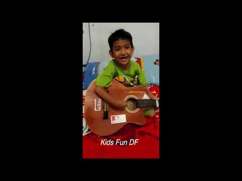 Ciha beraksi main gitar & dance gucci gang
