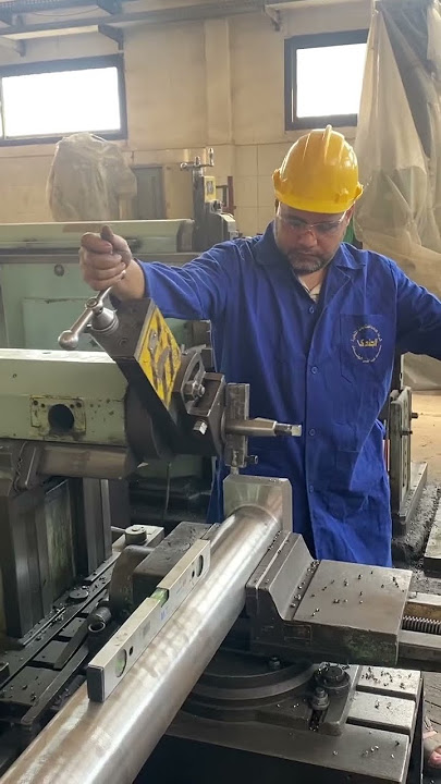 Shaper machinist using an improvised setup to machine this long workpiece 👍 #machining