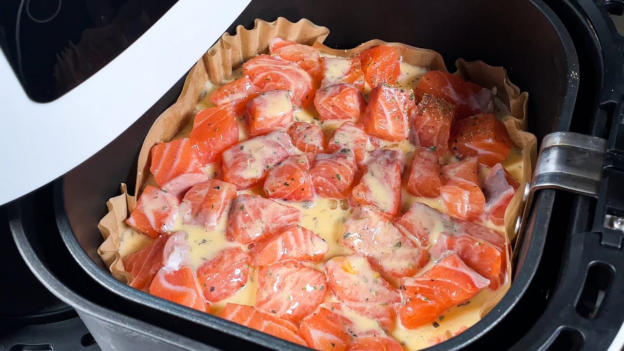 Положите яйца, лосось и картофель во фритюрницу, и ЭТО произойдет... Простой и вкусный рецепт ужин..