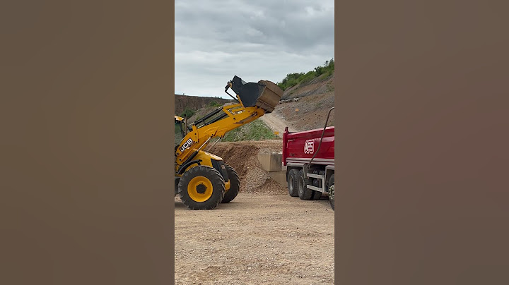 JCB 4CX backhoe loader loading a tipper truck with gravel. #jcb #heavyequipment #backhoeloader
