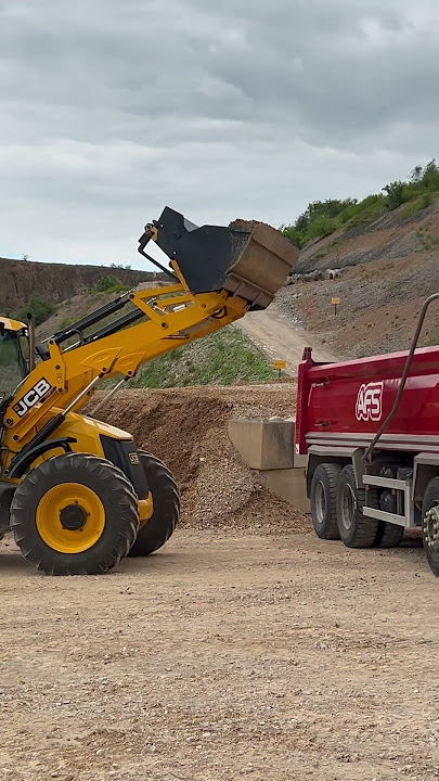 JCB 4CX backhoe loader loading a tipper truck with gravel. #jcb #heavyequipment #backhoeloader