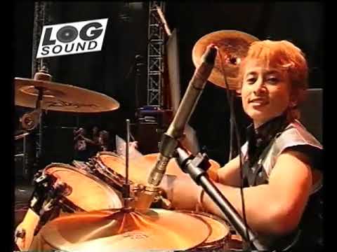 Super Bozod  membawakan lagu musisi saat tampil pada semi final ggrc di lap brigif cimahi