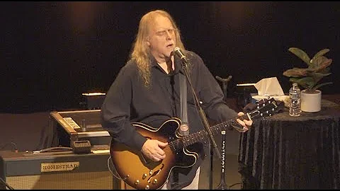 Warren Haynes performs Howlin' Wolf "Smokestack Li...