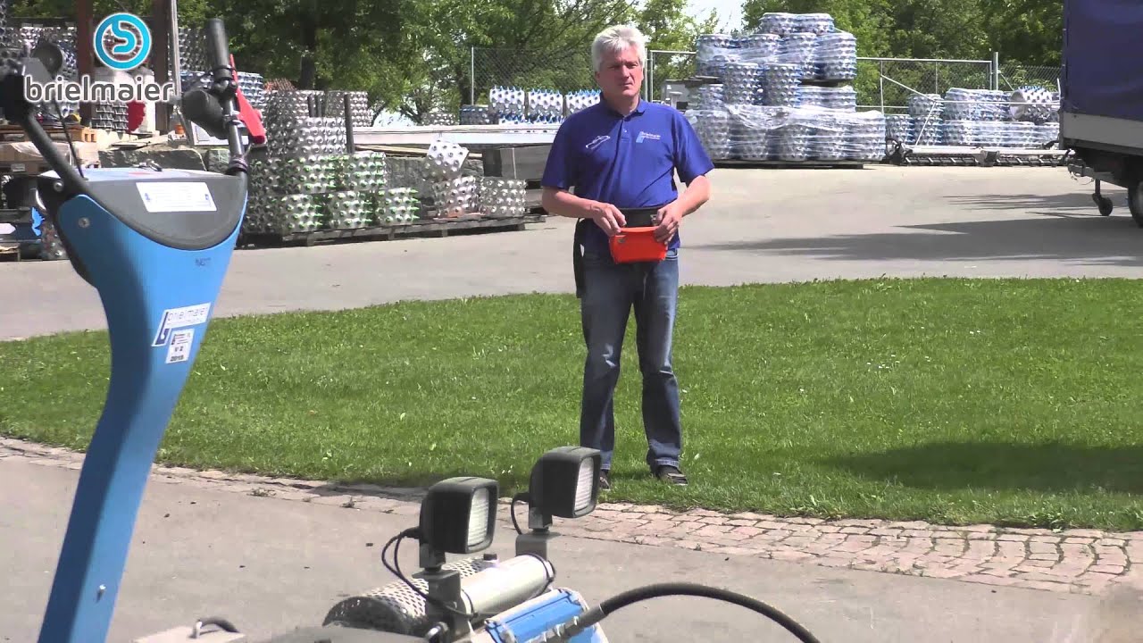 Brielmaier Motormäher + Kehrmaschine - YouTube