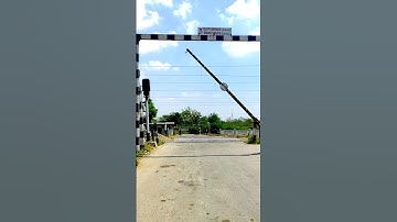 Closing level crossing before come train🚂 #levelcrossing #railway #gate  #ytshorts #shyam_hembram