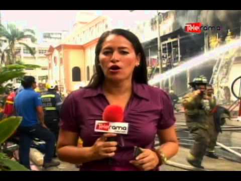 Voraz incendio consume locales comerciales y bodegas